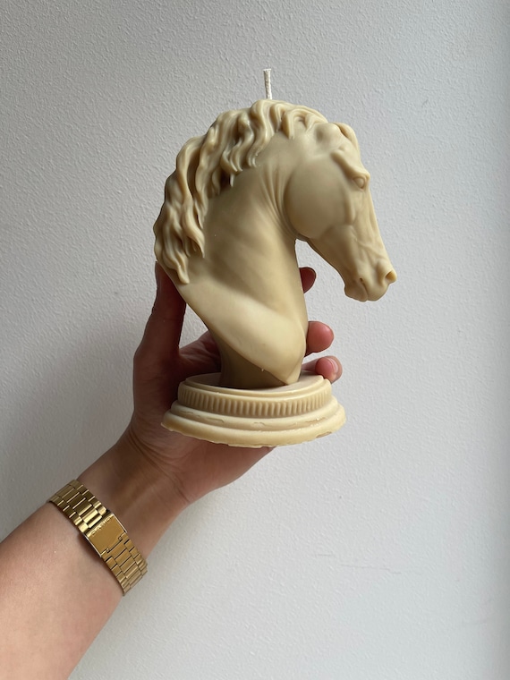 découvrez notre bougie en forme de cheval, alliant élégance et ambiance chaleureuse pour décorer votre intérieur avec originalité.