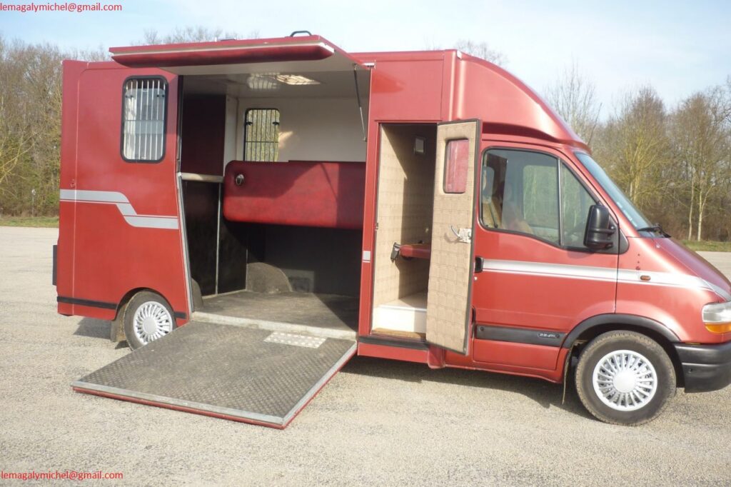 découvrez les prix des camions chevaux 2 places d'occasion et trouvez le véhicule idéal pour transporter vos chevaux en toute sécurité à un prix compétitif.