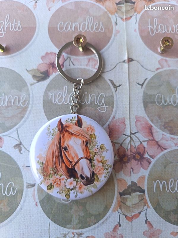 découvrez notre porte-clés cheval personnalisé, un accessoire unique et élégant à offrir ou à s'offrir, pour les passionnés d'équitation.
