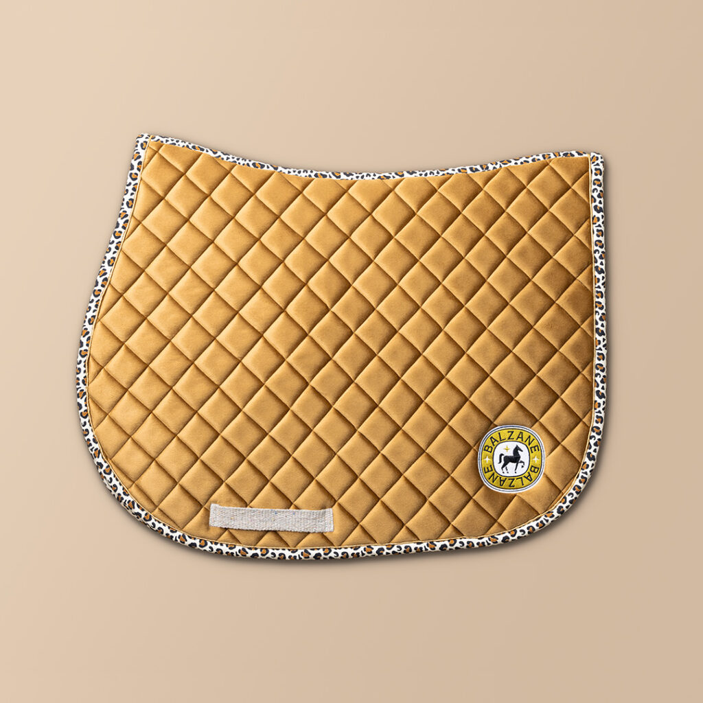 découvrez notre sélection de tapis cheval avec imprimé léopard, alliant style et confort pour votre équidé. choisissez le modèle parfait pour vos balades et compétitions.