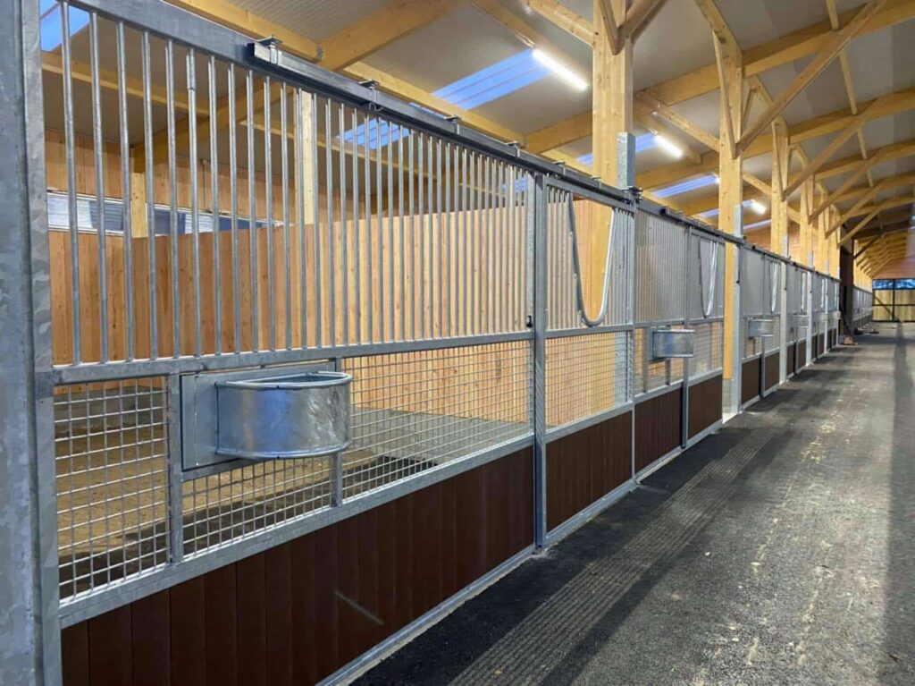 découvrez comment aménager un box pour chevaux alliant confort, sécurité et bien-être afin d'offrir un espace optimal à vos équidés.