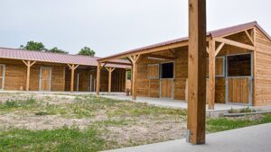 découvrez les avantages d'un box en bois pour chevaux et obtenez des conseils pratiques pour choisir, entretenir et aménager cet espace confortable et sécurisé pour votre cheval.